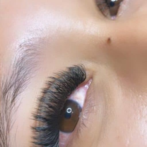 Olhos com volume egípcio, fios em camadas